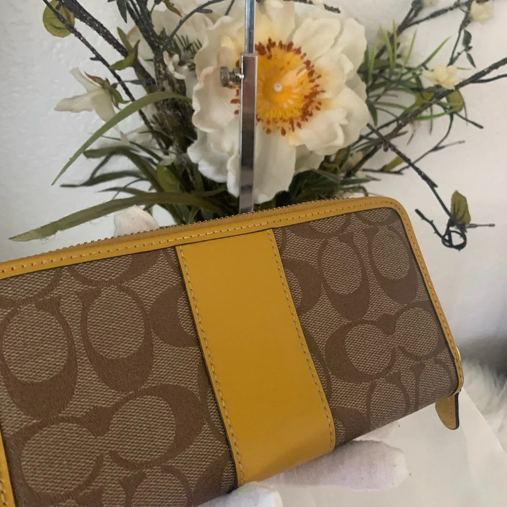 NWOT Coach Signature Leather Zip Around Long Accordion Wallet